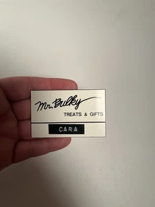 De colección Mr Bulky Treats Regalos Etiqueta con Nombre Centro Comercial Tienda Difícil de Encontrar RARO Empleado Uniforme Disfraz - Imagen 1 de 2