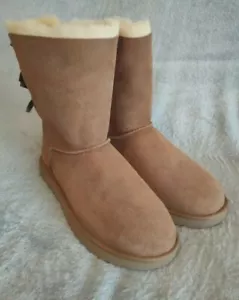 UGG Short Bailey Bow Chestnut Boots. UK Größe 10,5 *****Neu mit Karton***** - Bild 1 von 12