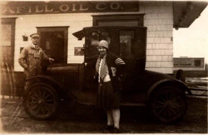 20er Jahre Foto Oldtimer Antik Auto Frau Cloche Hut Purdue Pullover? Oil Co Man Pose - Bild 1 von 3