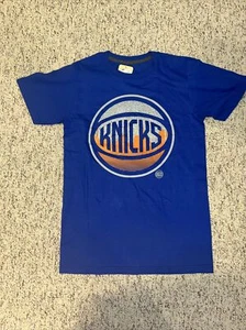 HERREN MAJESTIC NEW YORK KNICKS GRÖSSE SMALL NBA SKYLINE T-SHIRT 100 % BAUMWOLLE - Bild 1 von 5