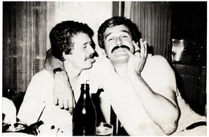 KUMPELS, LIEBE & UMARMUNG - Jungs junger Mann Zuneigung Vintage Gay Int Foto +8662 - Bild 1 von 1