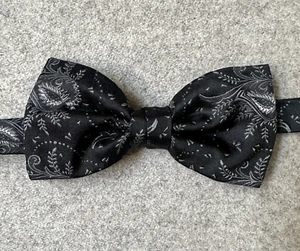 HUGO BOSS Fliege schwarz/grau Paisley Jacquard Seide Italy Neu ohne Etikett - Bild 1 von 3