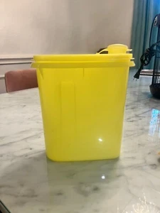 Tupperware gelb 792-7 Getränkekumpel mit passendem Deckel Vintage - Bild 1 von 3