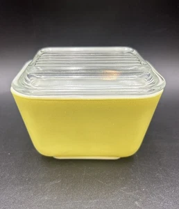 Caja frigorífica vintage Pyrex 501-B con tapa acanalada amarilla - Imagen 1 de 10