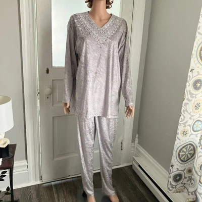 Conjunto de pijama para mujer Bentley gris terciopelo hecho en EE. UU. TALLA LGE y pantalones talla MED de colección Foto 1 de 4