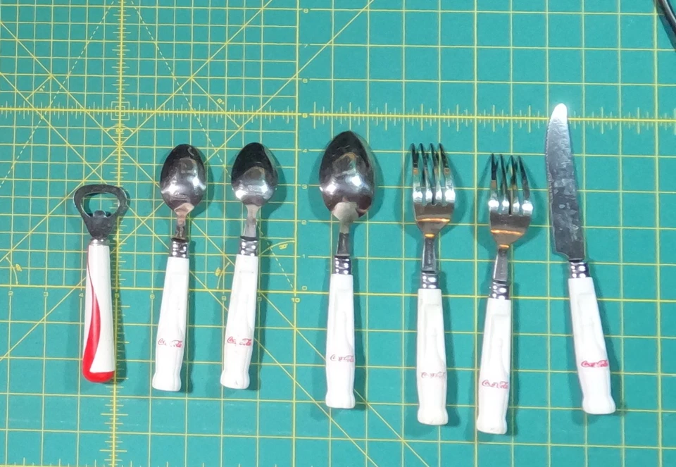 Juego de 7 tenedores de cena Gibson cubiertos Coca-Cola mango blanco 1997 vintage Foto 1 de 2