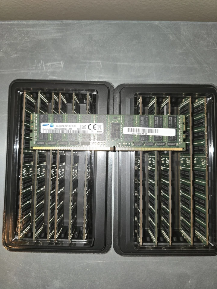 Samsung 32GB (1x32GB) PC4-17000 (DDR4-2133) LRDIMM Memory (M386A4G40DM0-CPB0Q) - Image 1 of 1