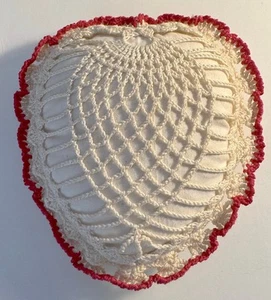 Vintage großes handgehäkeltes rot/creme herzförmiges Nadelkissen - 7" x 7 1/2" - Bild 1 von 2
