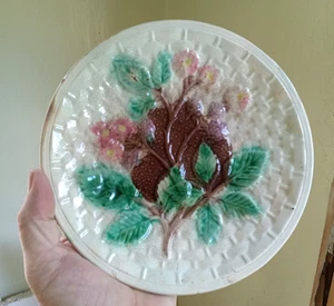 1880s BLACKBERRY & BASKETWEAVE MAJOLICA PLATE 8 1/4"SCARCE WHITE BACKGROUND - Picture 1 of 8