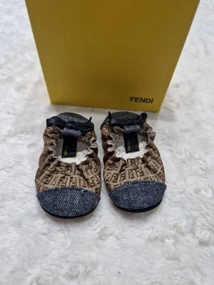 Zapatos de cuna Fendi para bebé / pre-caminante  Foto 1 de 4