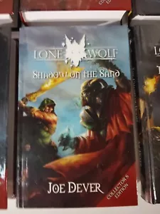 LONE WOLF 5 SHADOW ON THE SAND EDIZIONE DA COLLEZIONE JOE DEVER HARDBACK HB HC OTTIME CONDIZIONI - Foto 1 di 2