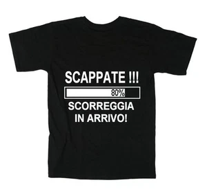 MAGLIA FRASI DIVERTENTI 14 Fart Scorreggia In Arrivo T-SHIRT NERO S M L XL XXL - Imagen 1 de 1