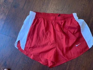 Pantalones Cortos Para Mujer Nike Rojo Correr Calce Seco Talla M, L Nuevos con Etiquetas - Imagen 1 de 4
