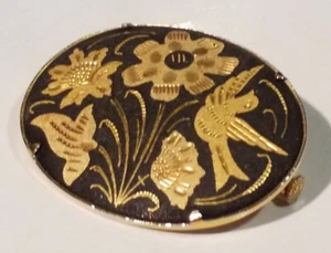 Vintage Black & Gold Tone Brooch Pin Detailed Etched Inlay Birds & Flowers Oval - Picture 1 of 7