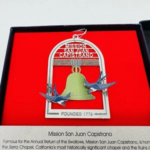 Hermoso adorno colgante detallado Mission San Juan Capistro en caja - Imagen 1 de 4