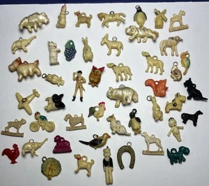 Lote de 47 dijes vintage de plástico celuloide galleta Jack lote mixto búhos perros varios - Imagen 1 de 9