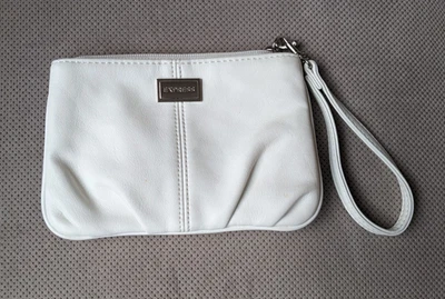 Bolso sin asas Express de 7" x 5" de cuero sintético blanco con cremallera, detalles plateados Foto 1 de 4