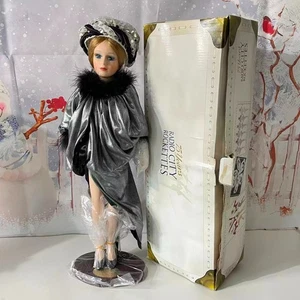 Radio City Rockettes Bob Mackie 75 Aniversario Disfraz Muñeca Porcelana Sin usar, en caja - Imagen 1 de 16