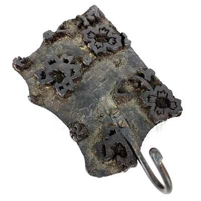 Antiguo gancho de pared con estampado de bloques de madera Twos Company decoración boho llavero de entrada Foto 1 de 4