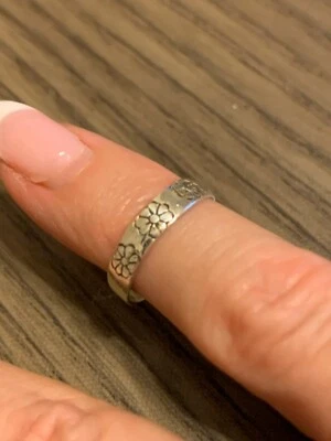 Кольцо с регулируемым носком из стерлингового серебра с 3 черными выгравированными цветами - Изображение 1 из 2