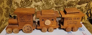 Banco de madera Toystalgia 1978 3 vagones de tren con corchos extraíbles payasos correo caboose - Imagen 1 de 12