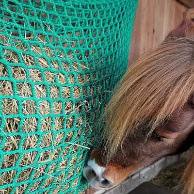 TEAM MALA Heunetz für Pferde – reißfestes Wand-Heunetz 6 mm Kordel 4,5 cm Slowfeeding