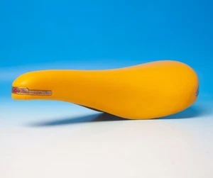 SELLE ITALIA TURBO SPECIAL ricondizionata con pelle e imbottitura nuova GIALLA - Picture 1 of 9