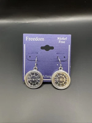 Brincos pendurados sem níquel hipoalergênico Liberdade em tom de prata - Imagem 1 de 3