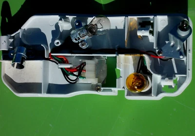 Placa de soquete de lâmpada traseira direita Mazda 323 88-89 BM89-51-155 OEM HATCH FAMILIA - Imagem 1 de 4