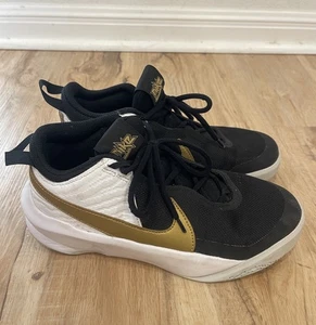 Nike Juvenil Talla 5.5Y Negro/Dorado/Blanco Equipo Hustle D9 Medio Zapato con Cordones Baloncesto - Imagen 1 de 9