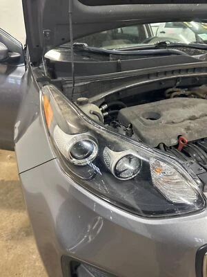 Used Right Headlight Assembly fits: 2017 Kia Sportage FWD halogen halogen daytim - Image 1 of 4