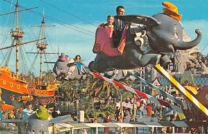 Postal de colección Disneyland Fantasyland DUMBO RIDE Anaheim, CA años 60 - Imagen 1 de 2