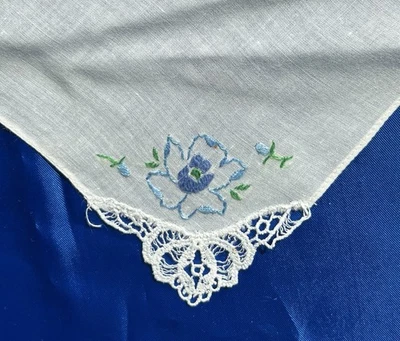 Pañuelo vintage para damas Hankie Hanky delicado diseño floral cosido a mano Foto 1 de 2