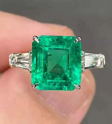 Anillo de compromiso de plata de ley 925 con esmeralda verde de 4,25 quilates creado en laboratorio Foto 1 de 4