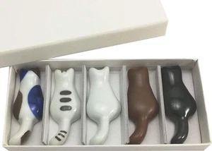 Auténtico Hasami Ware Cat Chopstick Rest Set de 5 Cerámica Coleccionable Japón - Imagen 1 de 6