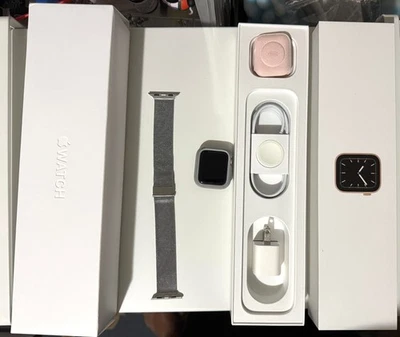 Apple Watch (Series 5) 40mm Gold Aluminum (GPS) with metal wristband - NR - Image 1 of 4