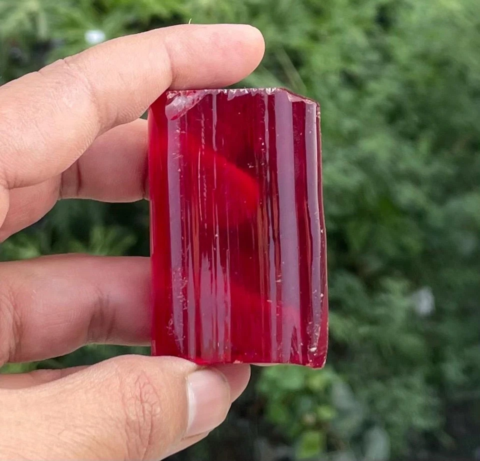 Piedra preciosa suelta natural áspera rubí birmano rojo 350,17 quilates certificado GIE Foto 1 de 4