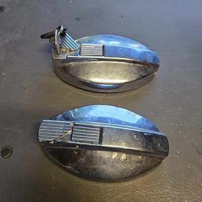 Tapas de puerta de llenado de combustible izquierda y derecha 84-87 Jaguar XJ6 VDP cromadas con llave OEM Foto 1 de 3