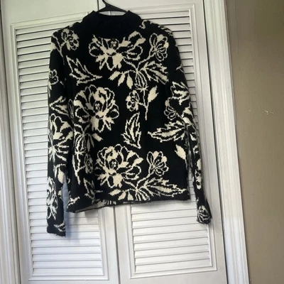 Suéter Express Mujer Acogedor Estampado Rosa Blanco y Negro Talla Pequeña Foto 1 de 4