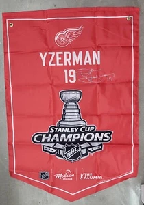 MOLSON NHL ALUMNI Banner 22X33" Detroit Red Wings Steve Yzerman - Picture 1 of 1