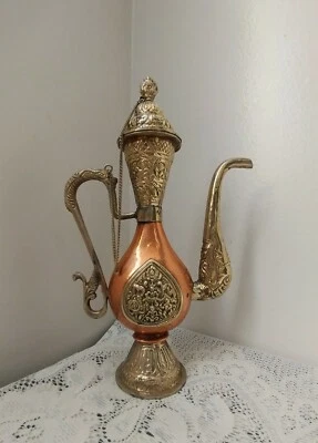Antigua cafetera/tetera ornamentada hecha a mano con motivo de dragón de cobre y latón Foto 1 de 4