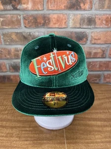 New Era x Seinfeld Festivus Mütze grün rot Logo Samt 59Fifty 7 1/2 Constanza - Bild 1 von 9