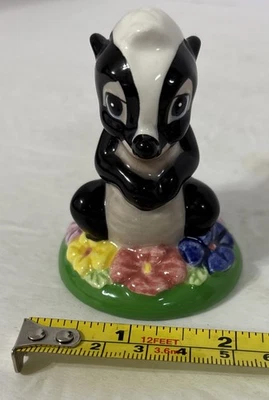 Винтажная фарфоровая керамическая фигурка Disney Bambi's Friend Skunk Flower - Изображение 1 из 4