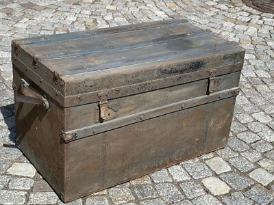 8/8/521 Koffer Truhe Kutschtruhe Überseekoffer Holz/Metall alt !!! - Bild 1 von 4