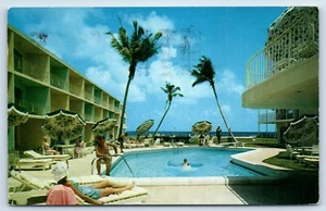 Postal de piscina en Golden Falcon Hotel en Pompano Beach Florida década de 1960 - Imagen 1 de 2