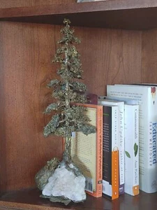 Sapin de pin bronze du milieu du siècle avec cristaux de quartz base géode de livre - Photo 1/10