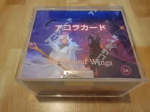 Caja de refuerzo Akora TCG Spellbound Wings 1ª edición (36 paquetes, estuche de acrílico) - Imagen 1 de 3