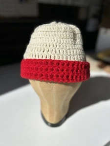 NEU Handarbeit gestrickt hellweiß mit rotem Besatz Wolle Beanie Wintermütze - Bild 1 von 4