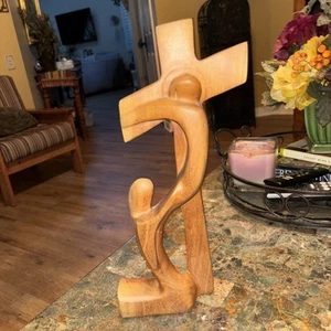 Cruz de madera de colección tallada a mano firmada “Francois” María arrodillada con Jesús usada en excelente estado - Imagen 1 de 8