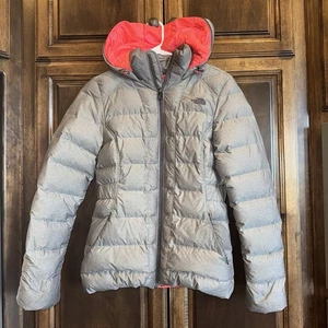 Abrigo chaqueta acolchada de plumón de ganso North Face 550 con capucha gris y rosa para mujer pequeño S - Imagen 1 de 9